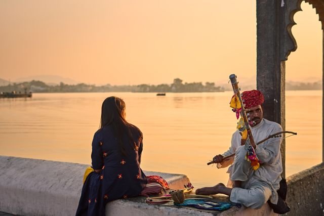 Udaipur Evening Itinerary: Old City Walk and Lake Pichola Sunset