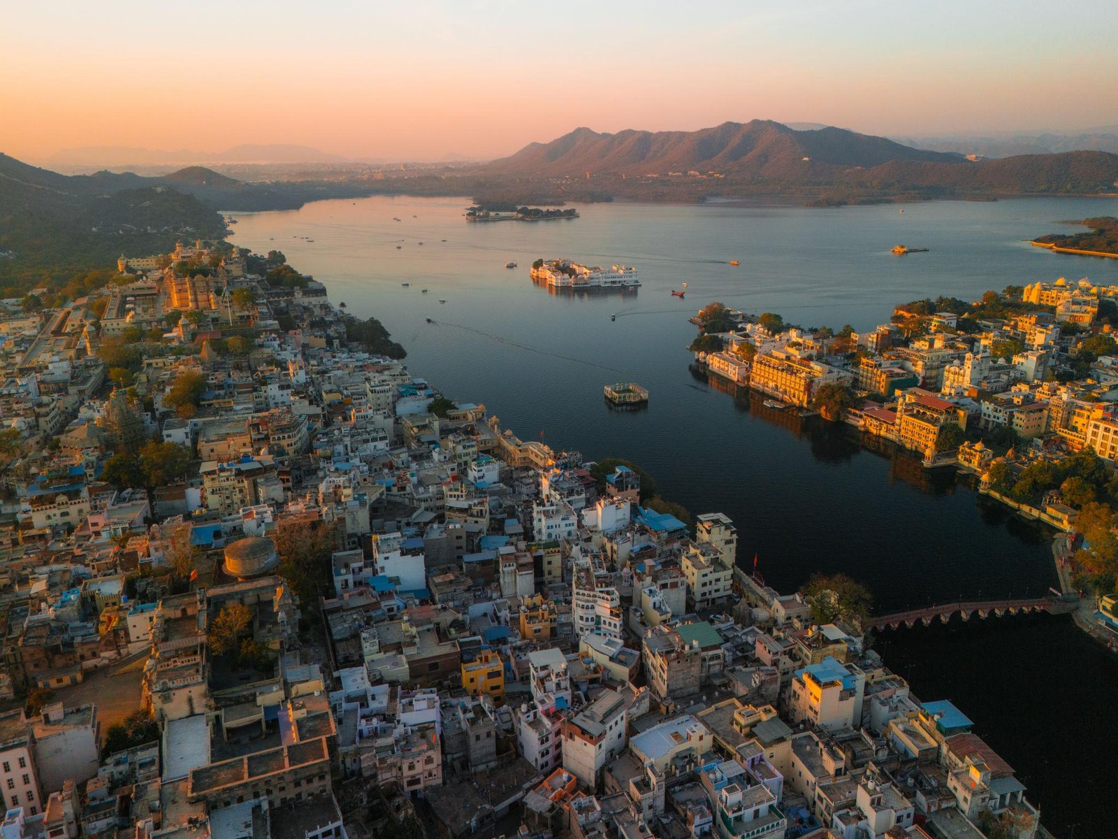 Udaipur Palaces & Lakes Private Full-Day Tour with Transfers