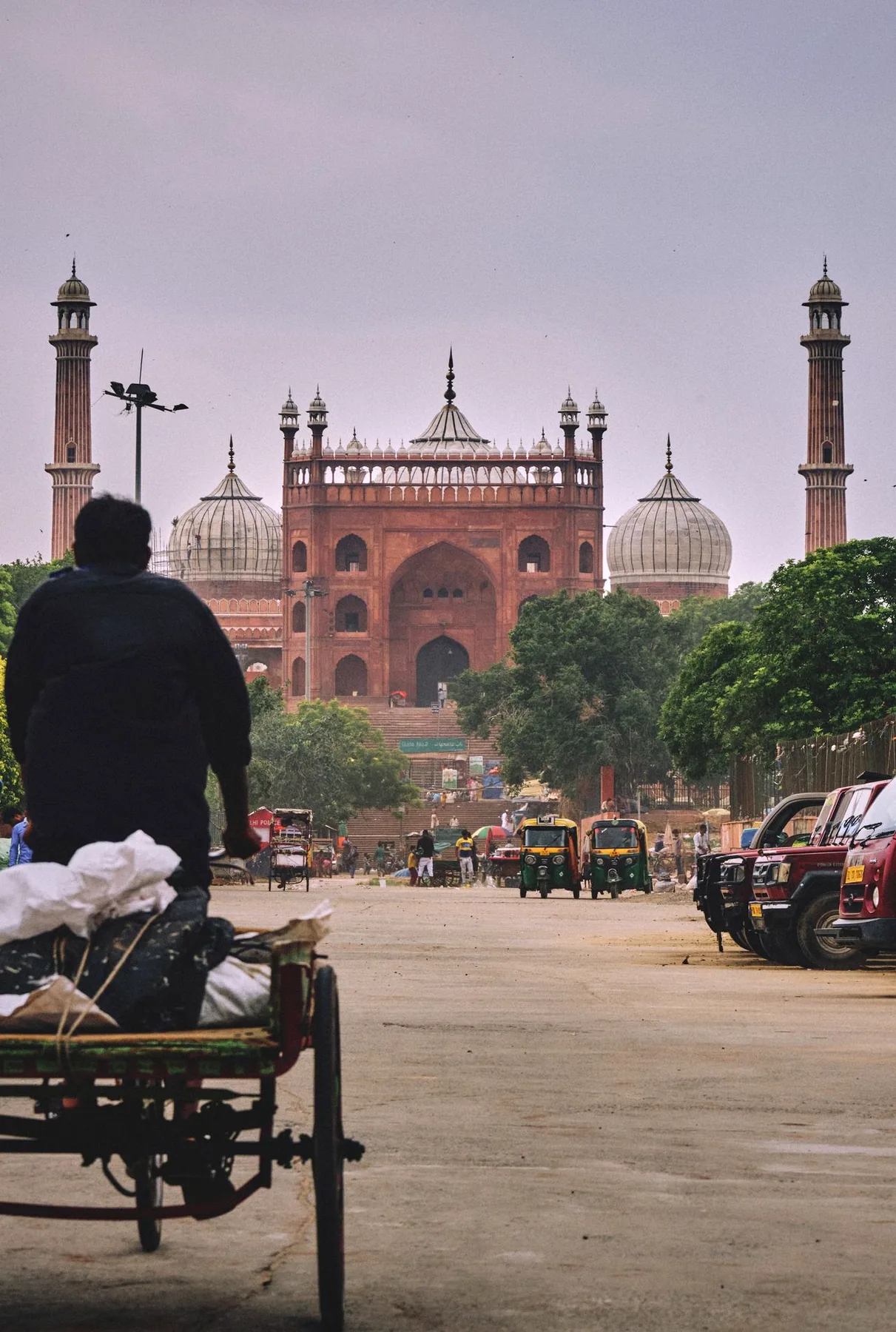 Cycle rickshaw approaching Jama Masjid in Old Delhi